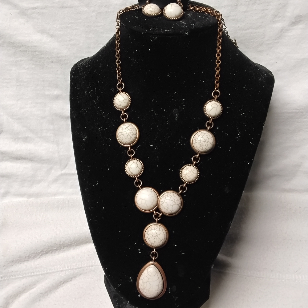 Elegant Ivory Beaded Nexklace And Matcx